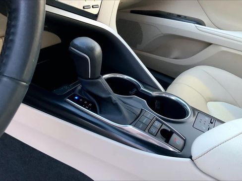 Used 2020 Toyota Camry XLE w/ Sunroof Package FWD image 15