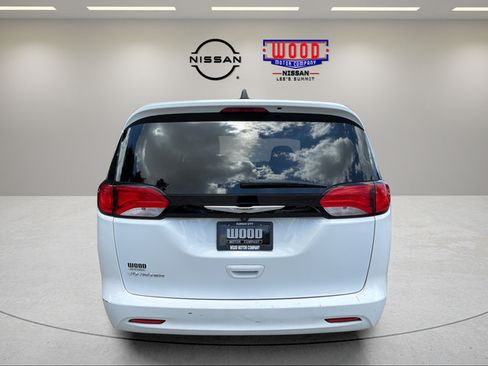 Used 2022 Chrysler Voyager LX FWD image 3