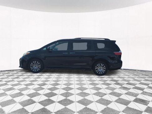 Used 2018 Toyota Sienna XLE w/ XLE Navigation Package FWD image 2
