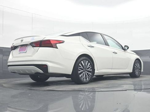 Used 2025 Nissan Altima 2.5 SV FWD image 32