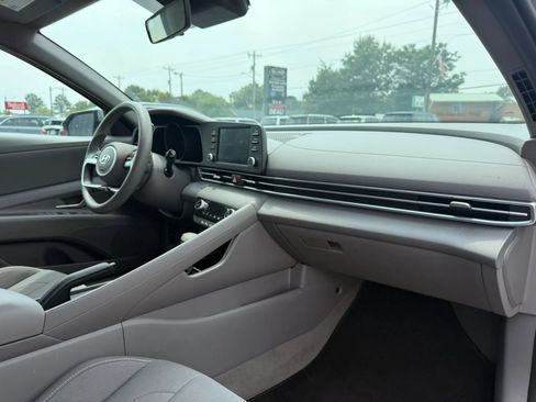 Used 2022 Hyundai Elantra SEL FWD image 25