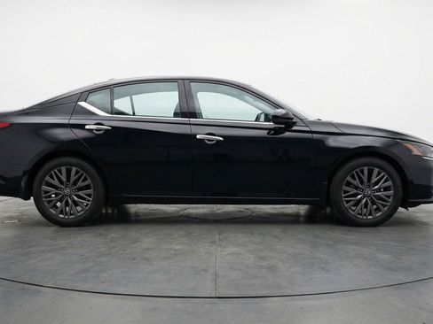 Used 2025 Nissan Altima 2.5 SV image 11