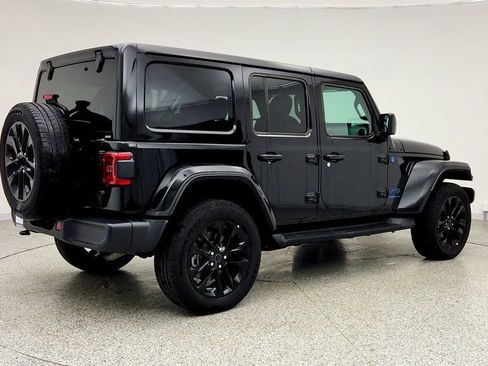 Used 2025 Jeep Wrangler Sahara image 5