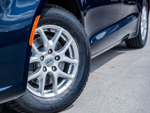 Used 2023 Chrysler Pacifica Touring-L FWD image 2