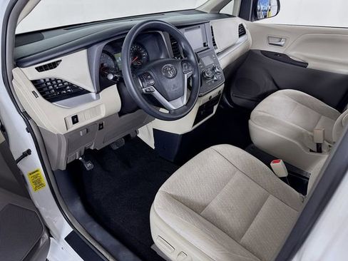 Used 2017 Toyota Sienna LE image 7