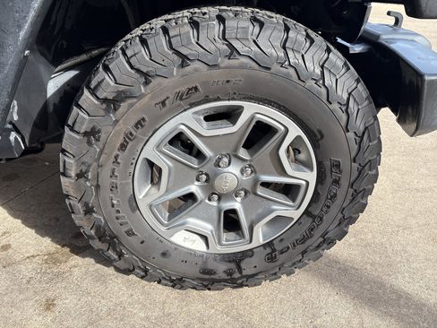 Used 2018 Jeep Wrangler Unlimited Rubicon w/ Cold Weather Group image 13