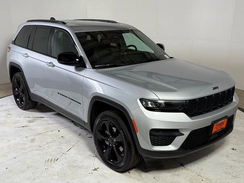 New 2025 Jeep Grand Cherokee Altitude image 1