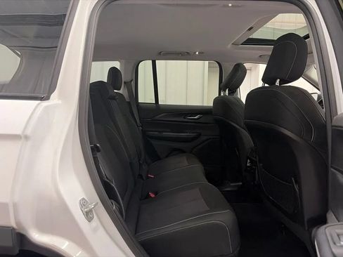Used 2023 Jeep Grand Cherokee Laredo AWD/4WD image 21