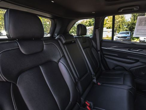 Used 2024 Jeep Grand Cherokee Limited AWD/4WD image 29