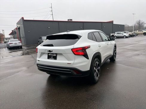 Used 2025 Chevrolet Trax RS w/ Sunroof Package image 9