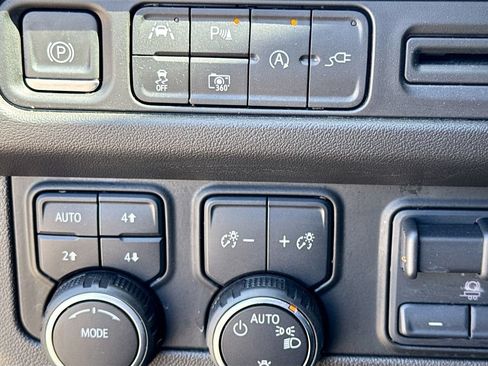 Used 2022 Chevrolet Suburban RST w/ Luxury Package AWD/4WD image 10