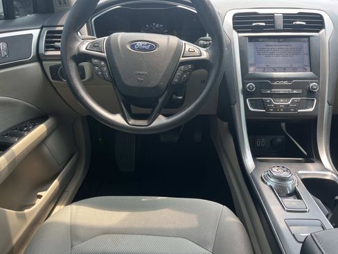 Used 2019 Ford Fusion SE FWD image 12