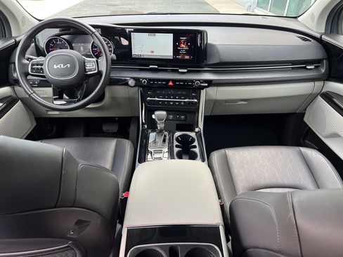 Used 2023 Kia Carnival EX image 32