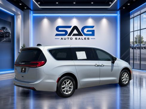Used 2024 Chrysler Pacifica Touring-L FWD image 4