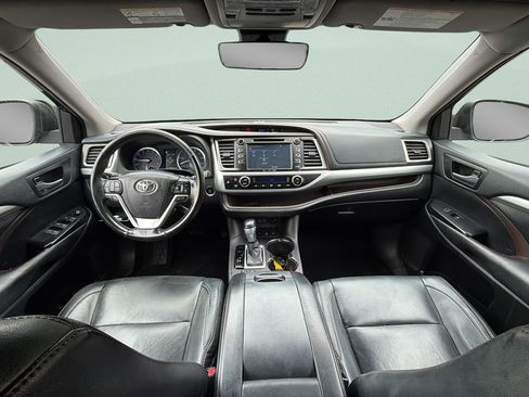 Used 2018 Toyota Highlander XLE AWD/4WD image 9