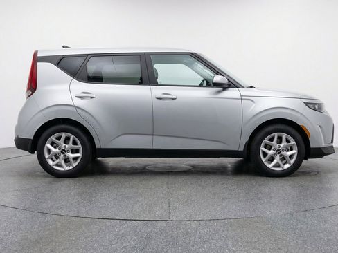 Used 2025 Kia Soul LX w/ LX Technology Package FWD image 11