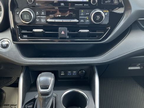 Used 2022 Toyota Highlander XSE AWD/4WD image 24