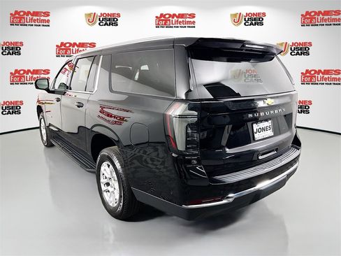 Used 2025 Chevrolet Suburban LT w/ Comfort Package image 2