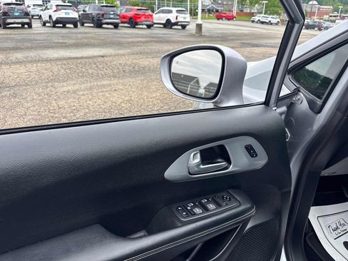 Used 2021 Chrysler Pacifica Touring-L w/ Uconnect Theater Family Group FWD image 11