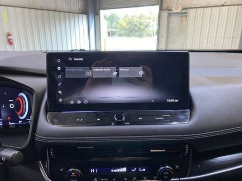 Used 2025 Nissan Rogue SL FWD image 40