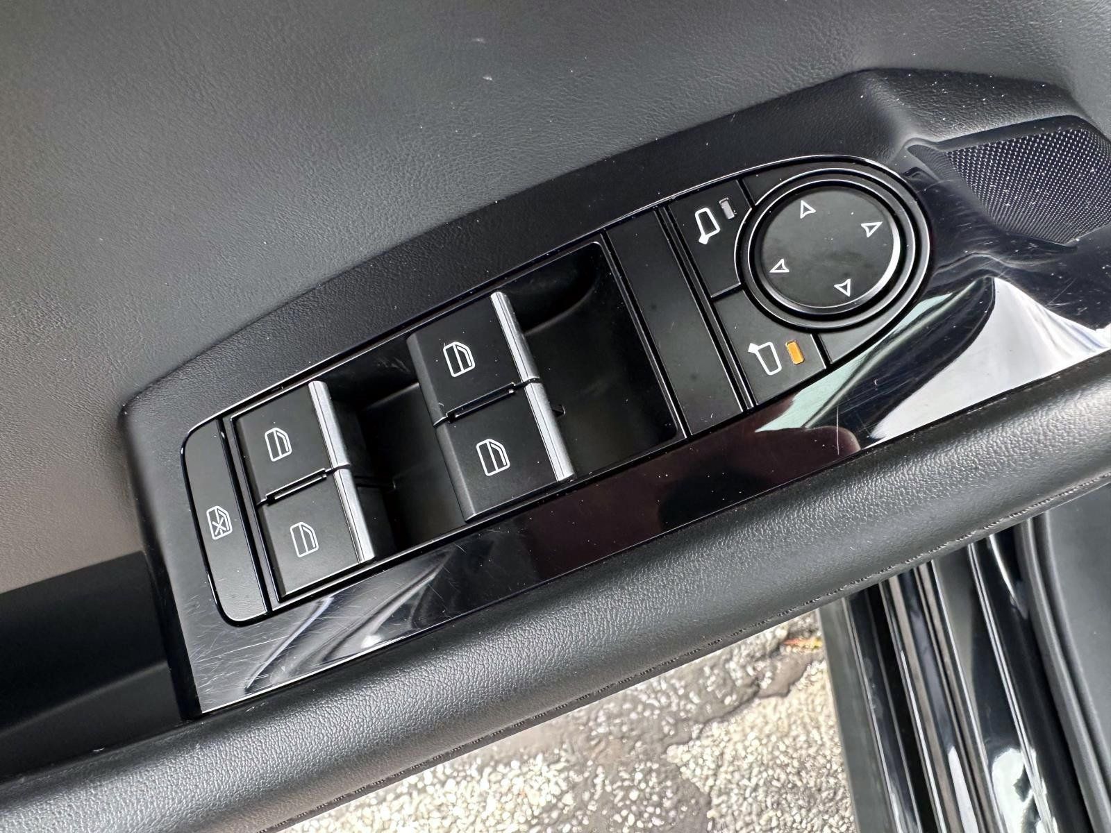Used 2024 MAZDA MAZDA3 s FWD image 9