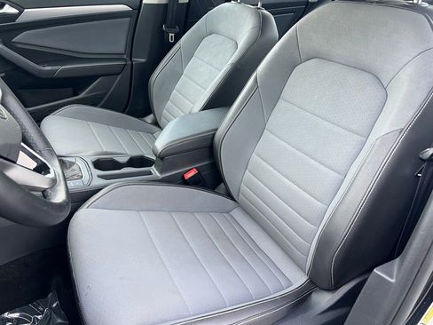 Used 2025 Volkswagen Jetta SE FWD image 10