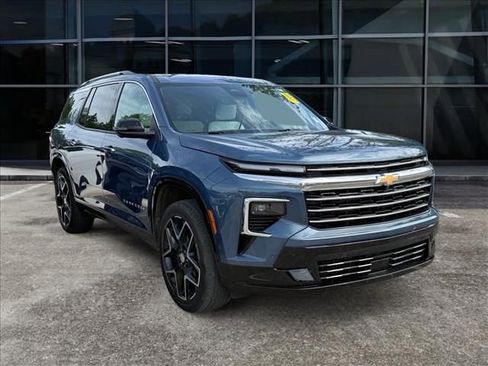 Used 2025 Chevrolet Traverse High Country FWD image 1