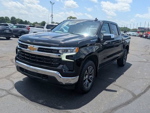 Used 2024 Chevrolet Silverado 1500 LT AWD/4WD image 3