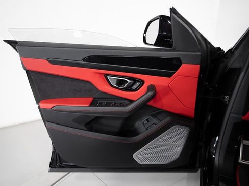 Used 2022 Lamborghini Urus image 32