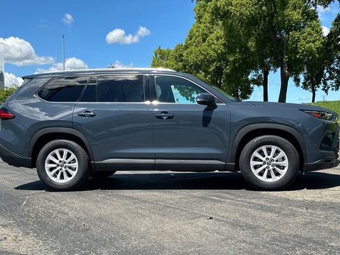 Used 2024 Toyota Grand Highlander XLE image 3