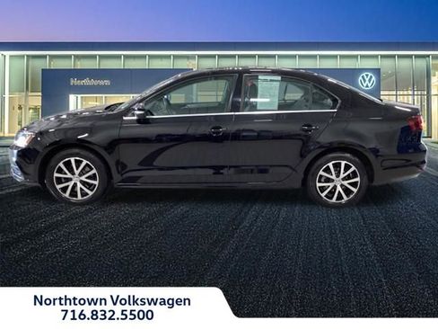 Used 2018 Volkswagen Jetta SE FWD image 2