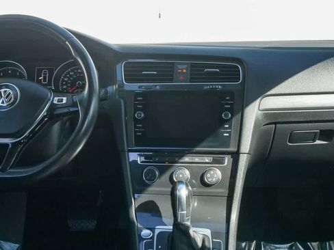 Used 2019 Volkswagen Golf SE image 12