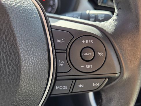 Used 2019 Toyota RAV4 XLE Premium FWD image 31