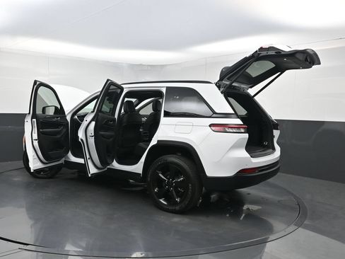 Used 2025 Jeep Grand Cherokee Altitude RWD image 39