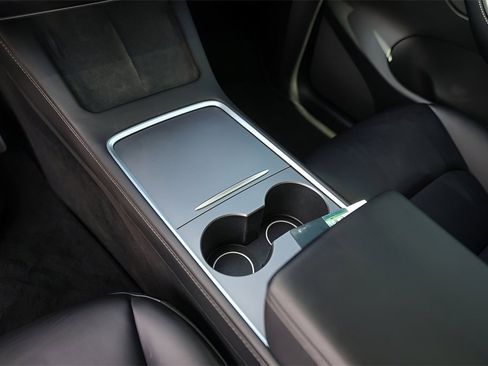 Used 2022 Tesla Model Y Long Range image 19