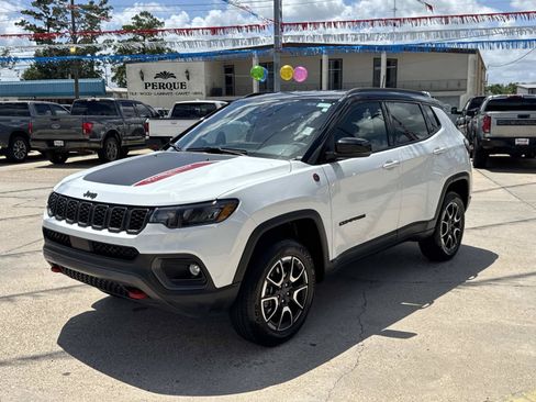 Used 2025 Jeep Compass Trailhawk AWD/4WD image 3