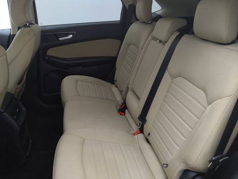 Used 2018 Ford Edge SE FWD image 18