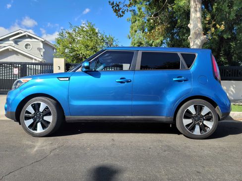 Used 2017 Kia Soul + w/ Designer's Package FWD image 7