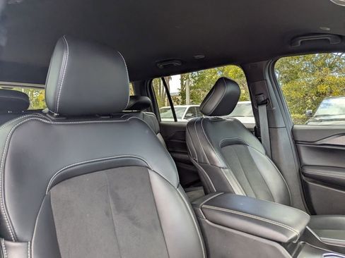 Used 2025 Jeep Grand Cherokee L Laredo image 11