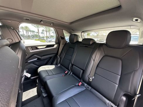 Used 2025 Porsche Cayenne image 33