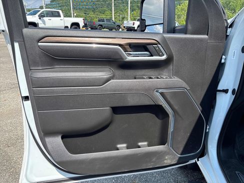 Used 2025 Chevrolet Silverado 2500 LT w/ Convenience Package AWD/4WD image 9