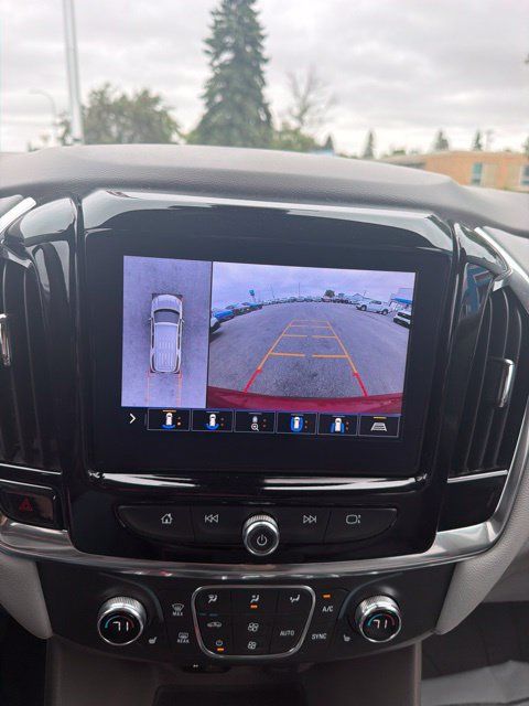 Used 2021 Chevrolet Traverse LT w/ LT Premium Package AWD/4WD image 17