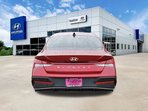 Certified 2025 Hyundai Elantra SE FWD image 6