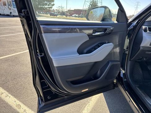 New 2026 Toyota Highlander Platinum image 11