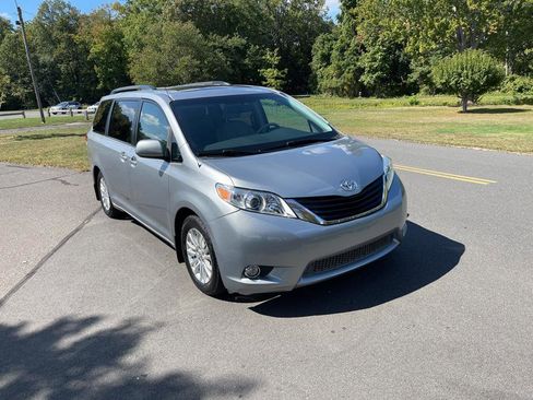 Used 2012 Toyota Sienna XLE image 3