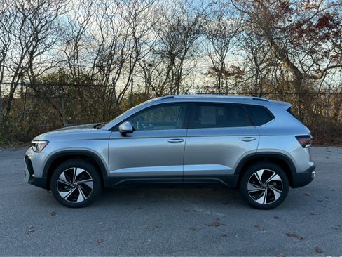 Certified 2025 Volkswagen Taos SE w/ Panoramic Sunroof Package image 4