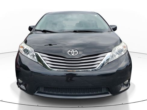 Used 2017 Toyota Sienna XLE FWD image 2