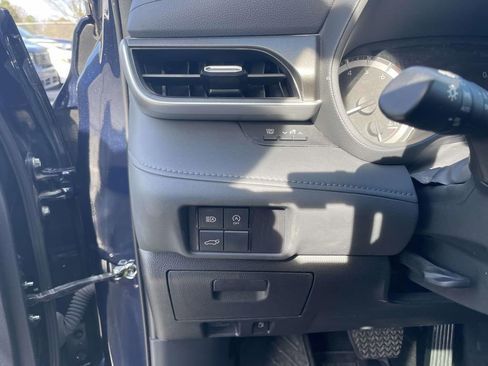 Used 2023 Toyota Highlander LE image 32