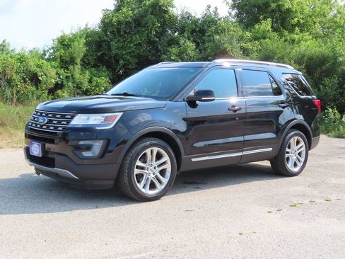 Used 2016 Ford Explorer XLT w/ Equipment Group 202A AWD/4WD image 21