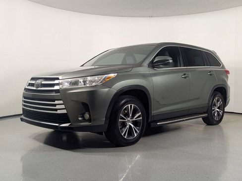 Used 2019 Toyota Highlander Plus FWD image 3